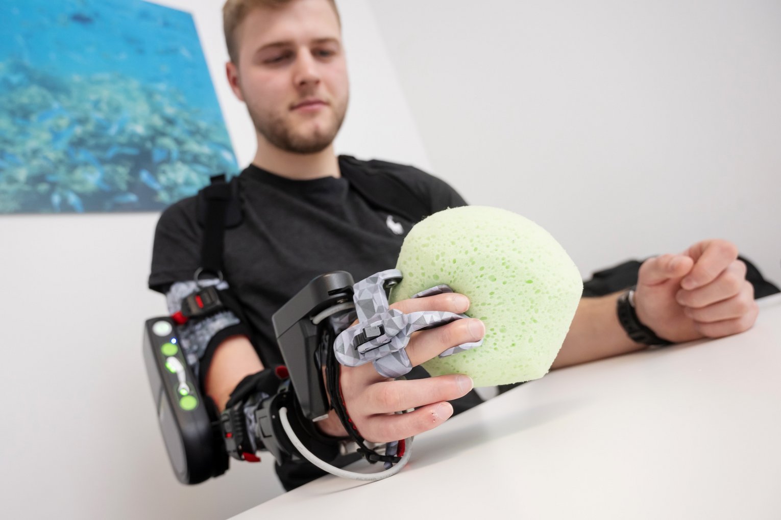 Mann testet eine Armorthese mit Hightech-Komponenten bei MOT Sanitätshaus, während er einen Ball hält