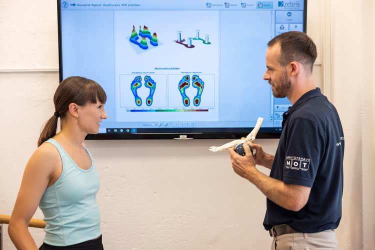 Eine Hobbyläuferin bekommt bei MOTOIN Tettnang die Auswertung ihrer Laufanalyse mit Report und individuellen Übungsempfehlungen