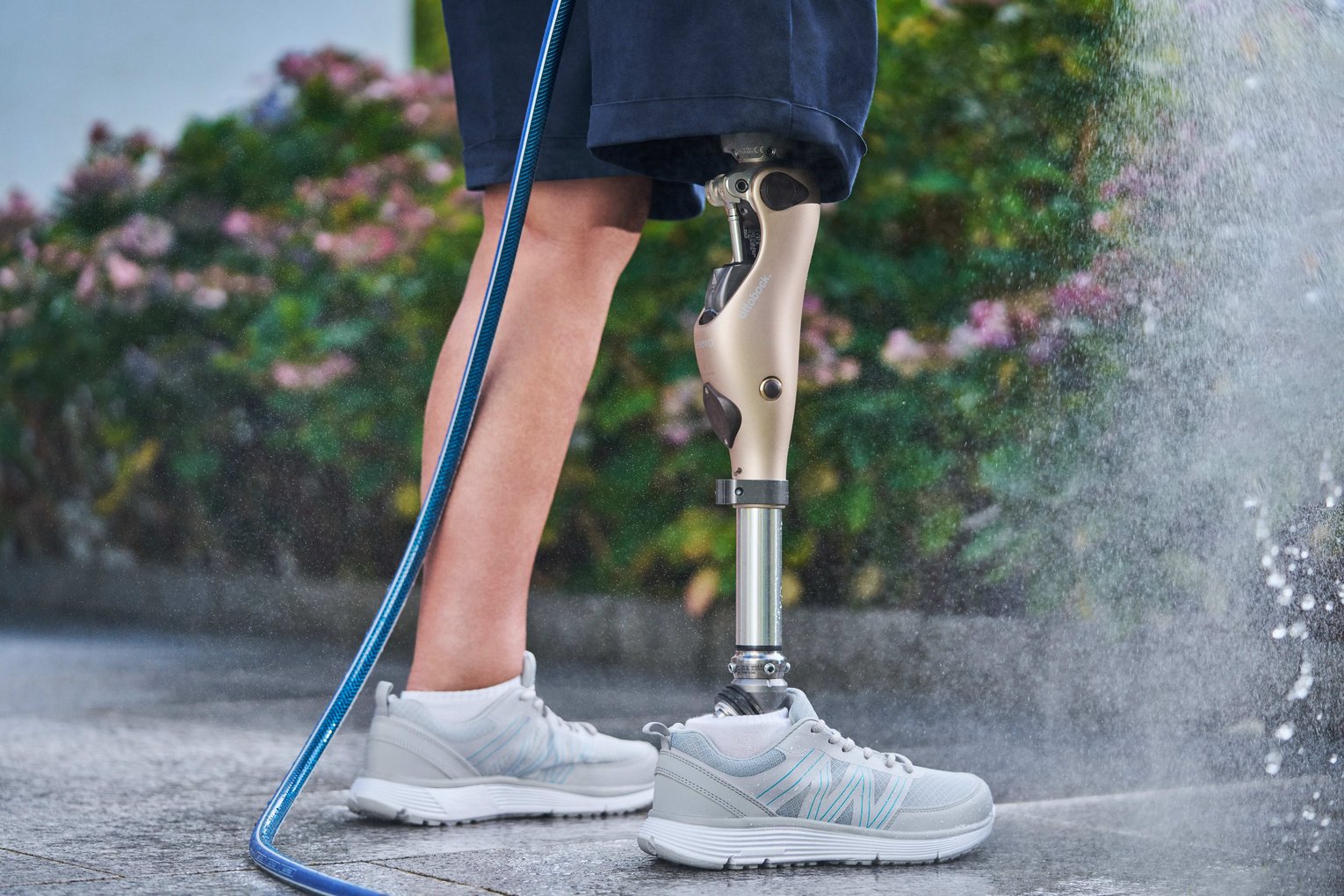 Ottobock Kenevo-Kniegelenk bei der Gartenarbeit Eine Dame trägt die Kniegelenks-Prothese "Kenevo" von Ottobock beim Gießen ihrer Pflanzen