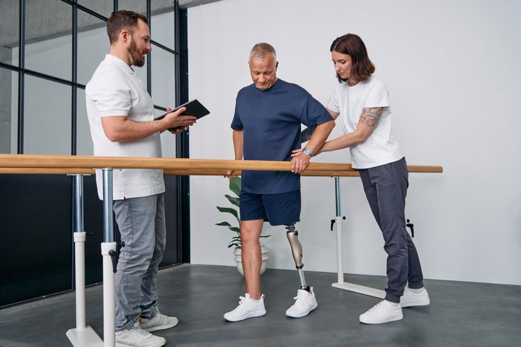 Ein Patient übt das Gehen mit einer mikroprozessor-gesteuerten Knieprothese von Ottobock im Sanitätshaus